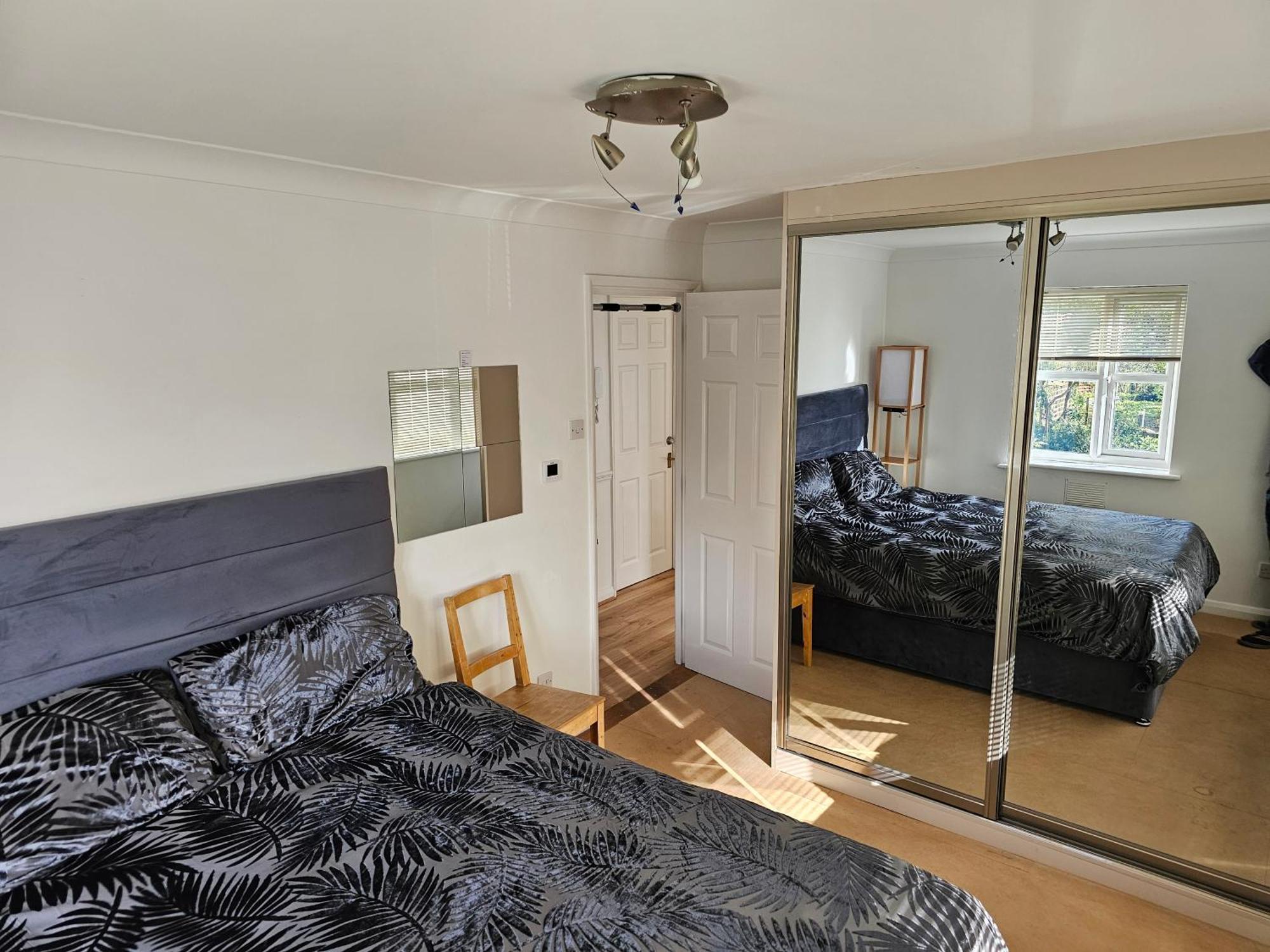 Peaceful On Sharing Flat In Wimbledon