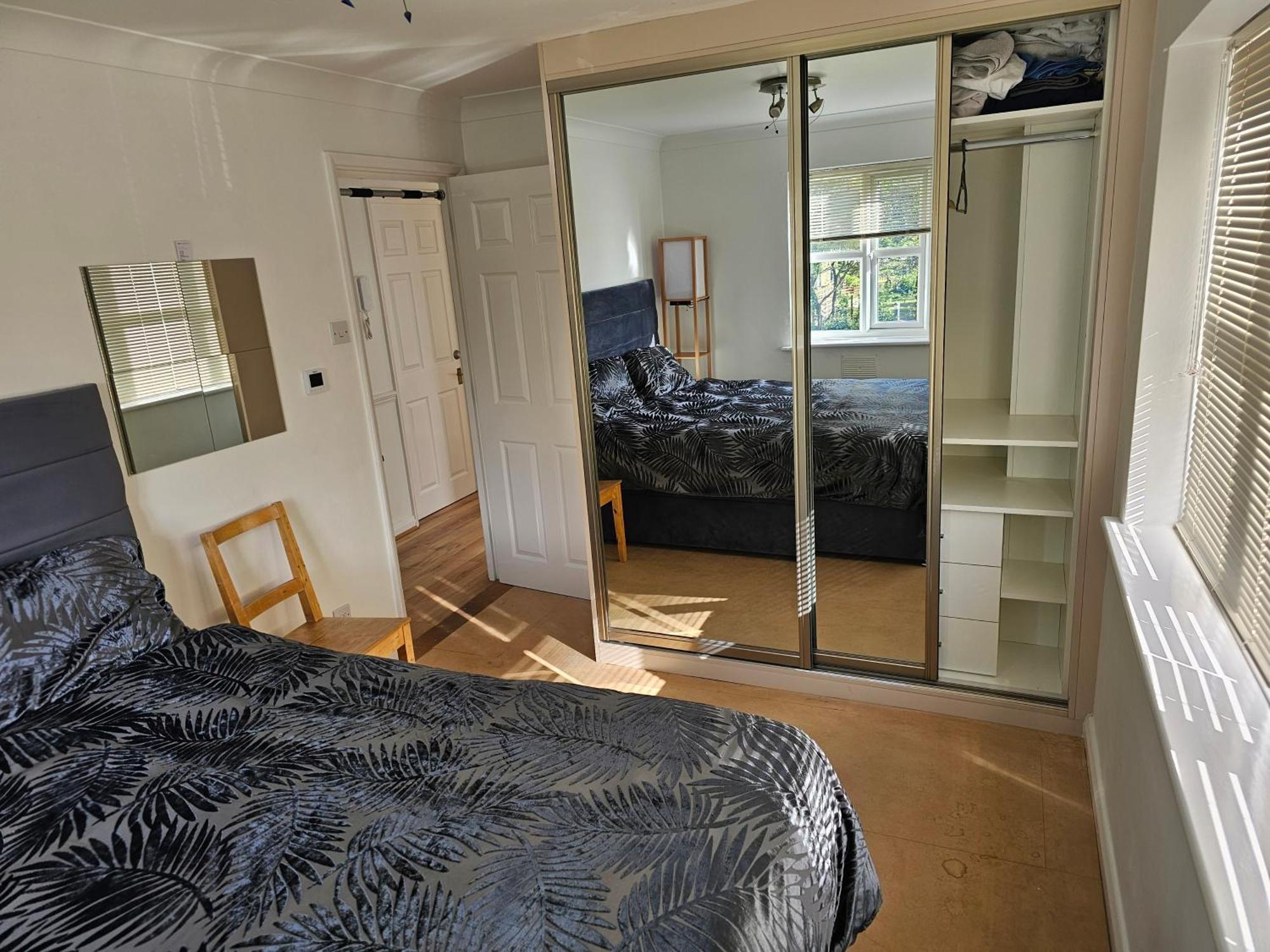Peaceful On Sharing Flat In Wimbledon Apartment London